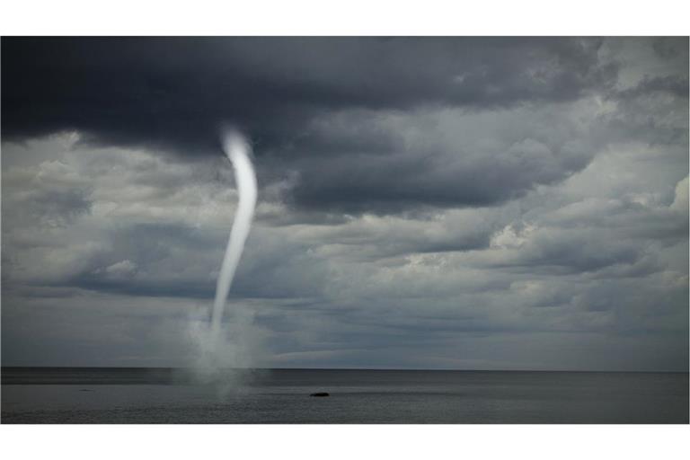 Zwischen Tornados, Wind- und Wasserhosen  besteht  weder in ihrer physikalischen Natur noch in ihrer Stärke ein Unterschied. Korrekterweise werden die beiden Ausdrücke gleichbedeutend verwendet.
