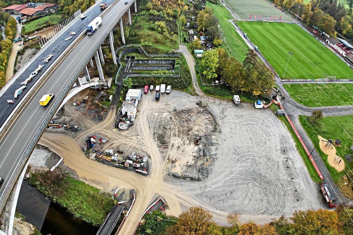 Zwischen Viadukt und dem Parkplatz vor dem Etzwiesenstadion soll der neue Radverkehrsübungsplatz entstehen. Foto: Ulrich Maier