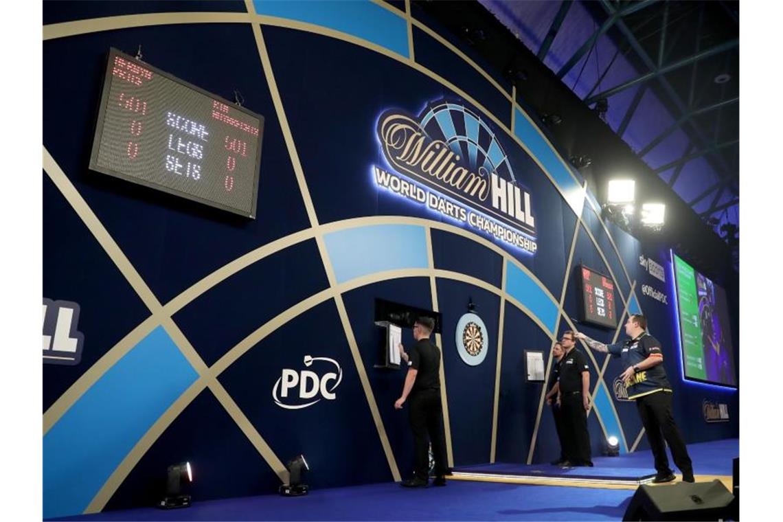 Zwischen Weihnachten und Silvester wird das Feld bei der Darts-WM in London von 32 auf acht Teilnehmer reduziert. Foto: Bradley Collyer/PA Wire/dpa