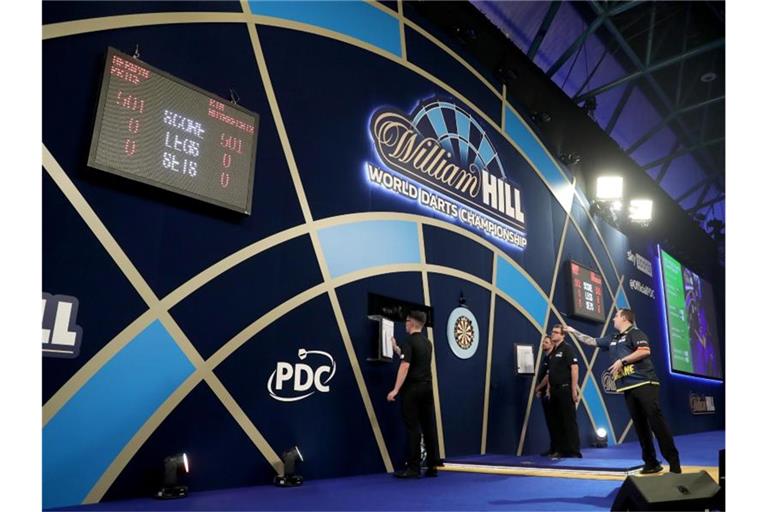 Zwischen Weihnachten und Silvester wird das Feld bei der Darts-WM in London von 32 auf acht Teilnehmer reduziert. Foto: Bradley Collyer/PA Wire/dpa