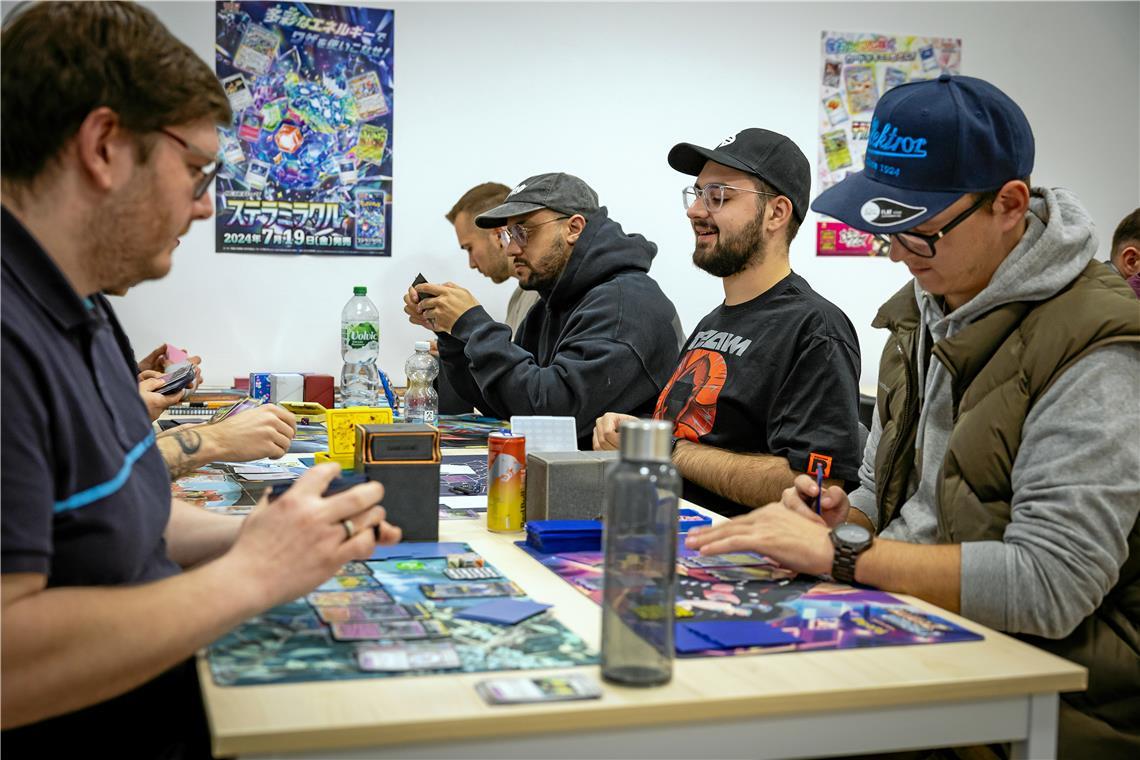 Zwischen zehn und 20 Spielerinnen und Spieler treffen sich wöchentlich im Backnanger Laden. Foto: Alexander Becher