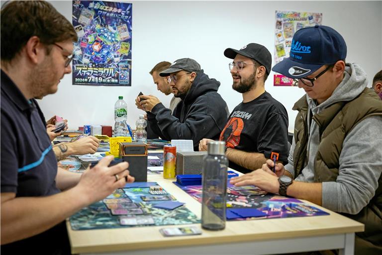 Hype um Sammelkarten kommt in Backnang an Zwischen zehn und 20 Spielerinnen und Spieler treffen sich wöchentlich im Backnanger Laden. Foto: Alexander Becher