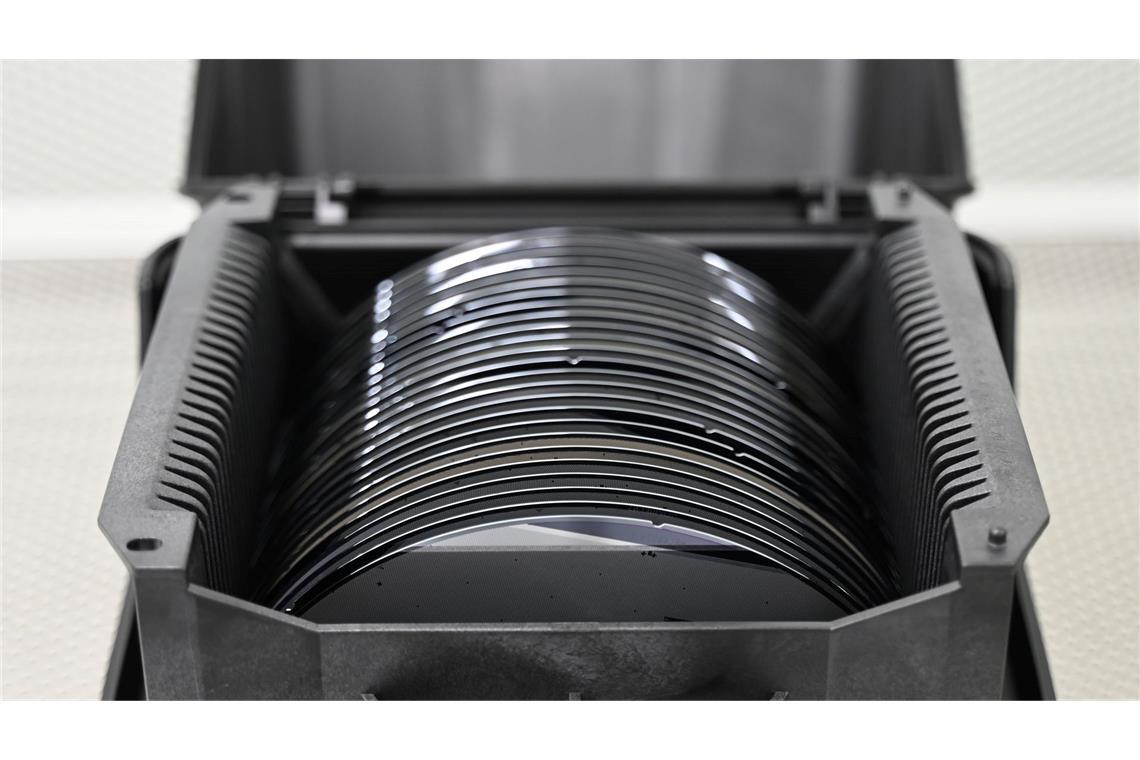 Halbleitermangel bringt Industrie und Regierung in Zugzwang Zwischenprodukte der Halbleiterproduktion, sogenannte Wafer, liegen in einer Box. (Archivbild)