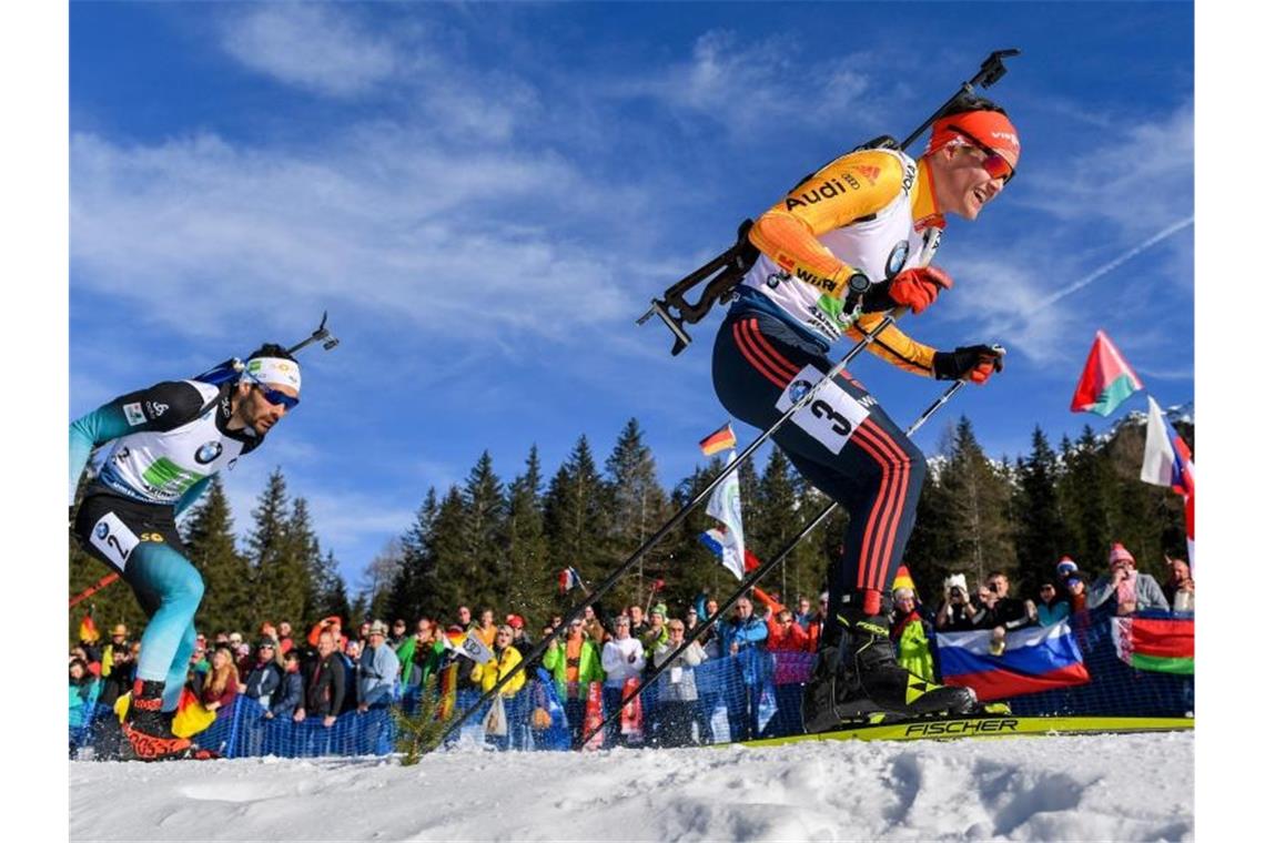 Zwischenzeitlich hatte Philipp Horn (r) vor Martin Fourcade aus Frankreich sogar geführt. Foto: Hendrik Schmidt/dpa