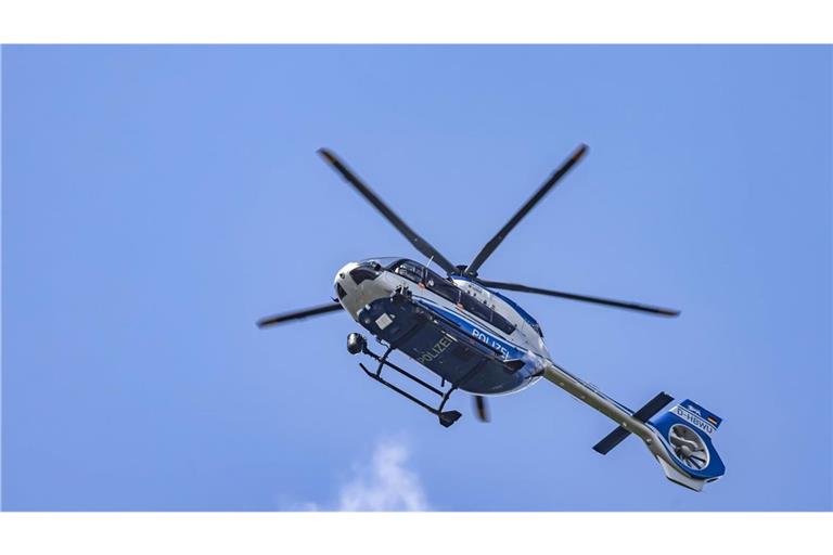 Zwischenzeitlich setzt die Polizei  unter anderem einen Hubschrauber für die Suche ein. (Symbolbild)