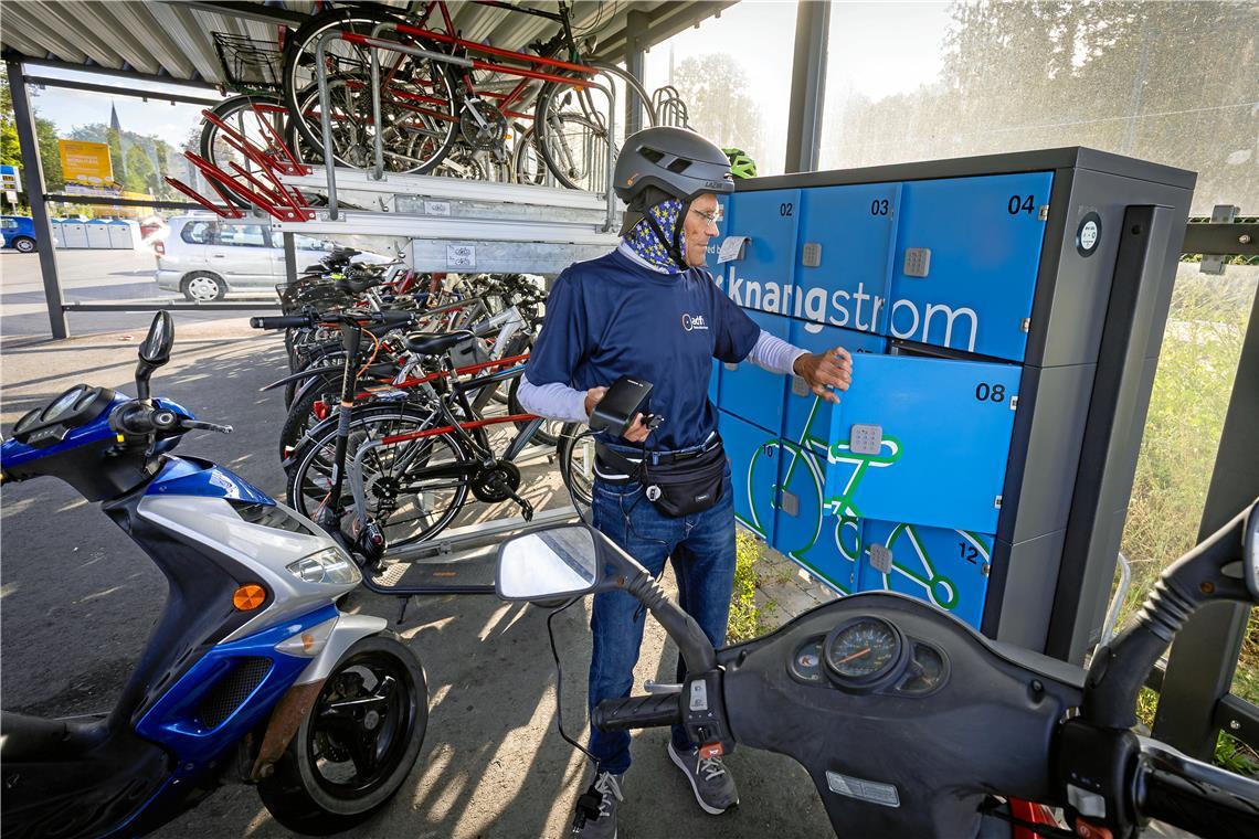 Immer mehr E-Ladesäulen im Rems-Murr-Kreis Zwölf Schließfächer mit Steckdosen bietet die Stadt Backnang am Bahnhofsparkplatz an. Jürgen Ehrmann vom ADFC Backnang lobt den Service, auch wenn viele Radler in den Fächern eher Helm und Rucksack deponieren, statt ihr Ladegerät anzuschließen. Foto: Alexander Becher